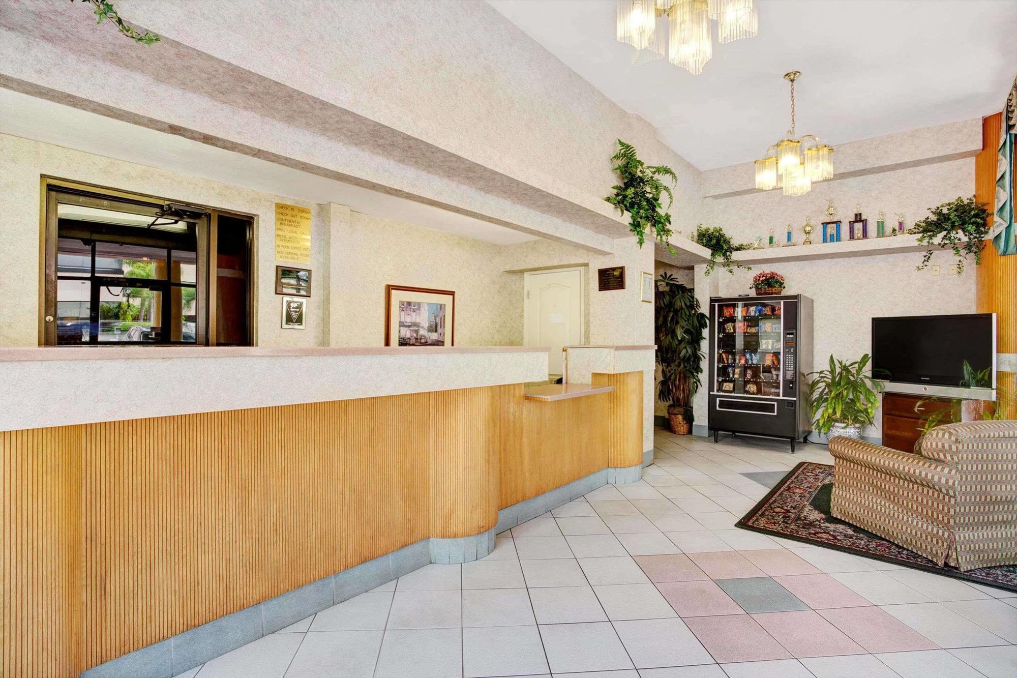 Howard Johnson By Wyndham Clearwater - Dunedin Екстериор снимка